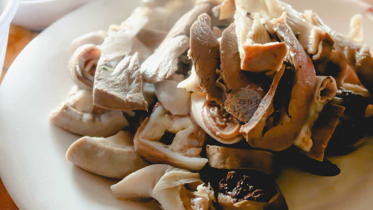 Dĩa thịt và lòng ăn kèm - rất hấp dẫn