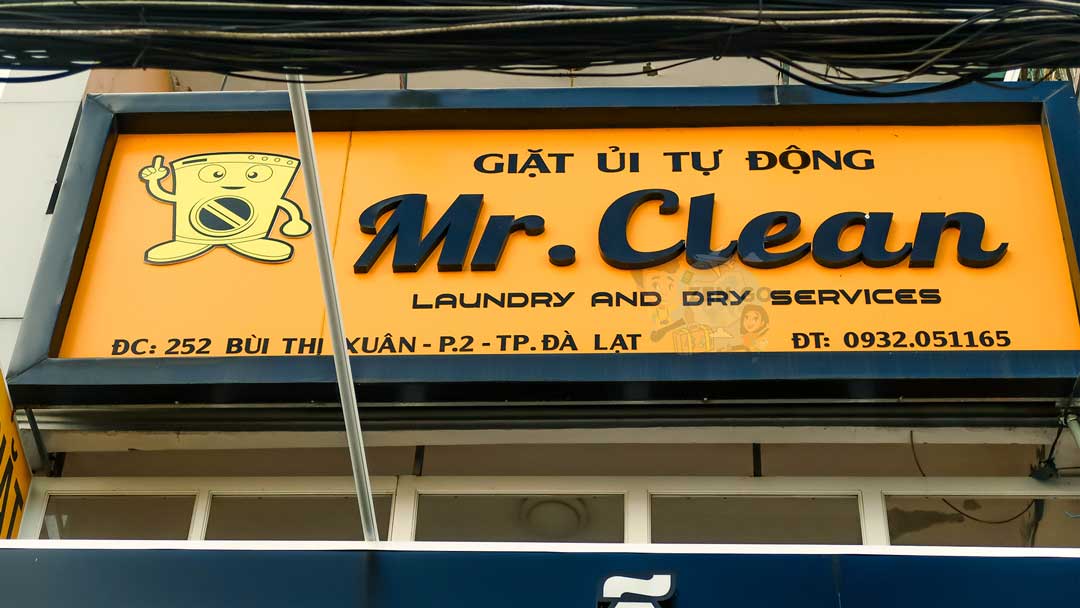 bảng hiệu của tiệm Giặt ủi Mr.Clean